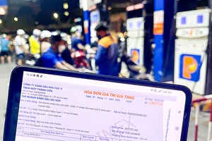 Xuất hóa đơn điện tử cho khách hàng ngày 20-11 tại trạm xăng Petrolimex Petrol trên đường Nguyễn Văn Cừ (quận 5, TPHCM). Ảnh: HOÀNG HÙNG