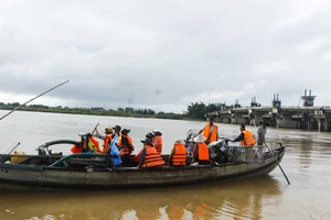 Quảng Ngãi: Gần 350 hộ dân giữa sông Trà Khúc vẫn đi đò sang sông suốt 2 tháng