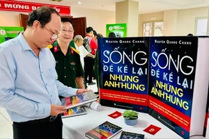 Phó Bí thư Thành ủy TPHCM Nguyễn Hồ Hải đọc sách “Sống để kể lại những anh hùng” của nhà văn Nguyễn Quang Chánh