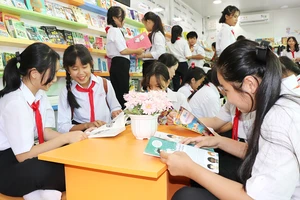 Học sinh Trường THCS An Cơ (tỉnh Tây Ninh) đọc sách trong không gian thoáng mát của thư viện container