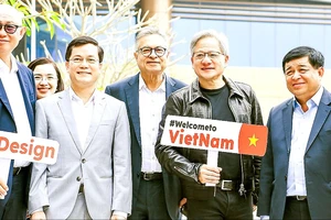 Bộ trưởng Bộ KH-ĐT Nguyễn Chí Dũng (bìa phải) chụp ảnh lưu niệm với Chủ tịch Tập đoàn Nvidia Jensen Huang. Ảnh: NGUYÊN BẢO