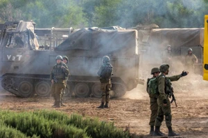 Quân đội Israel canh gác ở biên giới Dải Gaza. Ảnh: REUTERS