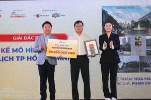 Ông Lê Trương Hiền Hòa trao giải đặc biệt hạng mục thiết kế mô hình check-in du lịch TPHCM cho tác giả đoạt giải