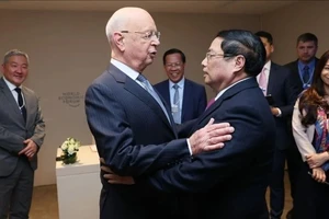 Thủ tướng Phạm Minh Chính gặp Giáo sư Klaus Schwab, Người sáng lập kiêm Chủ tịch Điều hành Diễn đàn Kinh tế Thế giới. Ảnh: TTXVN