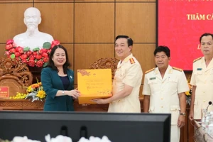 Phó Chủ tịch nước Võ Thị Ánh Xuân thăm lực lượng Công an tỉnh Long An