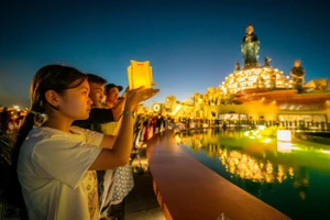 Phật tử cả nước hướng về Tây Ninh chờ đón lễ Khai quang Đại tượng Phật Di Lặc