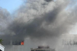 Cháy lớn tòa nhà 6 tầng ở quận Tân Phú