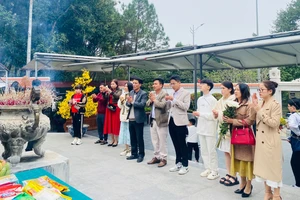 Nhiều người dân đến dâng hương, dâng hoa tại Khu di tích lịch sử Ngã ba Đồng Lộc