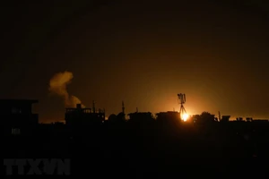 Khói bốc lên sau cuộc không kích của Israel xuống thành phố Rafah, Dải Gaza ngày 12-2-2024. Nguồn: TTXVN