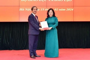 Bộ trưởng Nguyễn Kim Sơn trao quyết định của Thủ tướng Chính phủ cho Thứ trưởng Nguyễn Thị Kim Chi