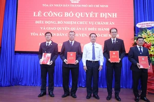 Chánh án TAND TPHCM Lê Thanh Phong trao các quyết định điều động, bổ nhiệm chức vụ chánh án TAND các quận của TPHCM