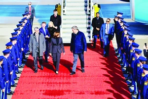 Thủ hiến bang Bavaria Markus Soeder đón Phó Tổng thống Mỹ Kamala Harris tới Đức dự MSC lần thứ 60. Ảnh: SALTWIRE.COM