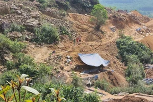Khu vực bãi thải quặng đang rầm rộ khai thác vàng trái phép ở mỏ vàng Bồng Miêu (xã Tam Lãnh, huyện Phú Ninh, tỉnh Quảng Nam) dù cách chốt kiểm soát chỉ từ 300-400m. Ảnh: NGUYỄN CƯỜNG