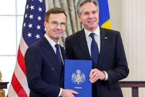 Ngoại trưởng Mỹ Antony Blinken trao tài liệu phê chuẩn gia nhập NATO cho Thủ tướng Thụy Điển Ulf Kristersson ở Washington, D.C. Ảnh: REUTERS