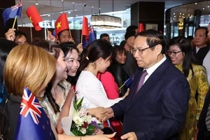 Thủ tướng Phạm Minh Chính và Phu nhân gặp gỡ cán bộ, nhân viên Đại sứ quán và cộng đồng người Việt Nam tại New Zealand. Ảnh: TTXVN