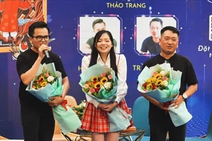 Tác giả Thảo Trang (giữa) giao lưu cùng đoàn phim "Tết ở làng địa ngục". Ảnh: THANH THÚY