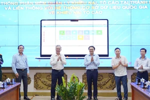 Phó Chủ tịch UBND TPHCM Ngô Minh Châu cùng các đại biểu thực hiện nghi thức ra mắt hệ thống