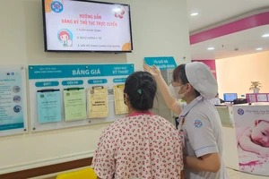 Hướng dẫn đăng ký khai sinh trực tuyến tại các màn hình ở Bệnh viện Hùng Vương, TPHCM. Ảnh: THU HOÀI