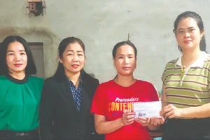 Báo SGGP trao 25 triệu đồng hỗ trợ bé gái bị tai nạn ở Hà Tĩnh