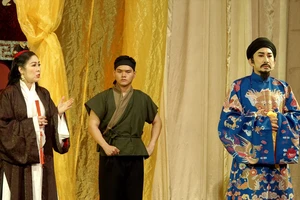 NSND Hồng Vân và NSƯT Kim Tử Long trong vở nhạc kịch “Tình sử Thăng Long”