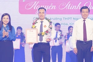 Anh Nguyễn Minh Quân trong lễ trao danh hiệu “Thanh niên tiêu biểu làm theo lời Bác” cụm Đông Nam bộ, lần thứ 16 năm 2023