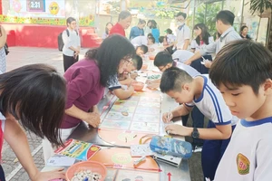 Phụ huynh Trường Tiểu học Nguyễn Bỉnh Khiêm (quận 1) cùng tham gia hoạt động với con vào đầu học kỳ 2 năm học 2023-2024. Ảnh: MINH THƯ
