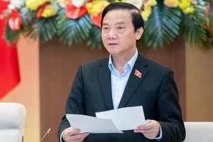 Phó Chủ tịch Quốc hội Nguyễn Khắc Định điều hành phiên thảo luận 