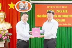 Đồng chí Phan Văn Thương (bìa trái) giữ chức Trưởng Ban Nội chính Tỉnh ủy Đồng Tháp