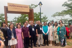 Hơn 100 nhà ngoại giao quốc tế gặp gỡ và giao lưu tại Hà Nội