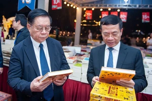 Các đại biểu tham quan khu vực trưng bày sách tại Ngày Sách và Văn hóa đọc