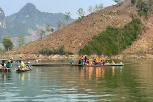 Lật thuyền chở 5 người ở hồ thủy điện Sơn La, 2 phụ nữ mất tích
