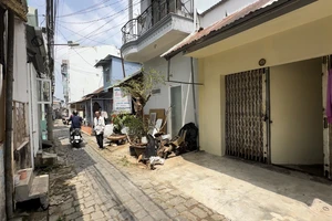 Nhiều căn nhà ở khu “đất vàng” giữa trung tâm TP Đà Lạt bị treo hơn 20 năm đã xuống cấp nặng, do người dân không được phép sửa chữa, xây dựng