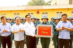 Trưởng Ban Tuyên giáo Trung ương Nguyễn Trọng Nghĩa thăm, tặng quà Khối nữ dân quân các dân tộc Tây Bắc. Ảnh: TTXVN