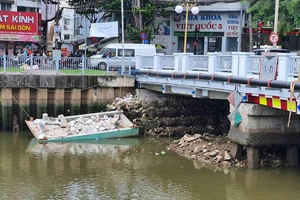 Khối bê tông đã ngăn dòng chảy của kênh Nhiêu Lộc - Thị Nghè