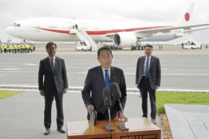 Thủ tướng Fumio Kishida phát biểu với các phóng viên tại sân bay Haneda ở Tokyo trước khi khởi hành đến Pháp ngày 1-5. Ảnh: KYODO