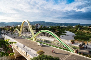 Công trình cầu Thanh Bình, ở trung tâm TP Điện Biên Phủ, vừa khánh thành cuối năm 2023. Ảnh: ĐỖ TRUNG