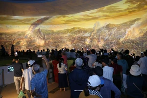 Du khách tham quan Bảo tàng Chiến thắng lịch sử Điện Biên Phủ trong ngày 6-5