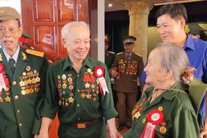 Các chiến sĩ Điện Biên tham gia cuộc gặp mặt tri ân những người trực tiếp tham gia Chiến dịch Điện Biên Phủ diễn ra ngày 17-4-2024. Ảnh: PHAN THẢO