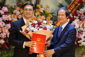 Bộ trưởng Bộ GD-ĐT Nguyễn Kim Sơn trao quyết định cho Giám đốc Học viện Quản lý giáo dục, PGS-TS Phạm Văn Thuần