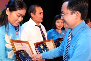 Phó Chủ tịch Liên đoàn Lao động TPHCM Phùng Thái Quang biểu dương gương "Người tốt - việc tốt" năm 2024