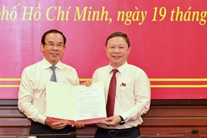 Bí thư Thành ủy TPHCM Nguyễn Văn Nên trao quyết định đến đồng chí Dương Anh Đức. Ảnh: VIỆT DŨNG