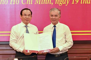 Bí Thư Thành ủy TPHCM Nguyễn Văn Nên trao quyết định điều động, phân công đồng chí Ngô Minh Châu làm Trưởng Ban Nội chính Thành ủy TPHCM vào ngày 19-5. Ảnh: VIỆT DŨNG