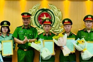 Thượng tá Nguyễn Đình Dương, Phó Giám đốc Công an TPHCM trao khen thưởng cho các đơn vị. Ảnh: CHÍ THẠCH