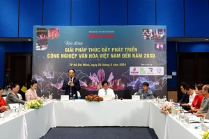 Phó Cục trưởng Cục Bản quyền tác giả, Bộ VH-TT-DL Lê Minh Tuấn phát biểu tại tọa đàm "Giải pháp thúc đẩy phát triển công nghiệp văn hóa Việt Nam đến năm 2030". Ảnh: THÚY BÌNH
