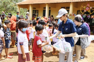 Dự án “One book one coffee” trao sách và bánh kẹo cho các em thiếu nhi tại tỉnh Bình Phước