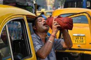 Nắng nóng gay gắt tiếp tục hoành hành Ấn Độ