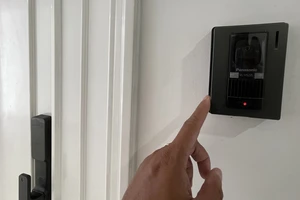 Camera và khóa cửa thông minh được lắp đặt tại các căn hộ trong một chung cư ở quận 7, TPHCM. Ảnh: HOÀNG HÙNG