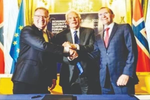 Từ trái sang: Bộ trưởng Bộ Quốc phòng Na Uy Bjorn Arild Gram, Đại diện cấp cao của EU Josep Borrell và Bộ trưởng Bộ Ngoại giao Na Uy Espen Barth Eide tại lễ ký kết Quan hệ Đối tác An ninh và Quốc phòng. Ảnh: EUROPEAN INTEREST