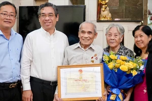 Phó Bí thư Thành ủy TPHCM Nguyễn Phước Lộc thăm, chúc thọ người cao tuổi tiêu biểu 