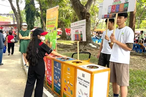 Vận động và hướng dẫn người dân phân biệt rác tại nguồn trong một lễ hội ẩm thực tại Công viên Lê Văn Tám. Ảnh: HOÀNG HÙNG